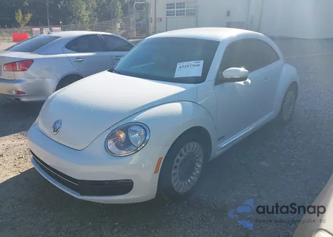 2015 Volkswagen Beetle 1.8T z USA, uszkodzony, nr VIN 3VWJ07AT4FM643962